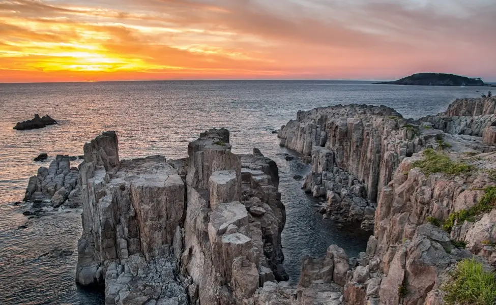 The Tojinbo cliffs in Fukui Prefecture The Tojinbo cliffs in Fukui Prefecture