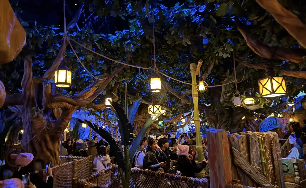Queueing for Peter Pan at Tokyo Disney Sea Queueing for Peter Pan at Tokyo Disney Sea