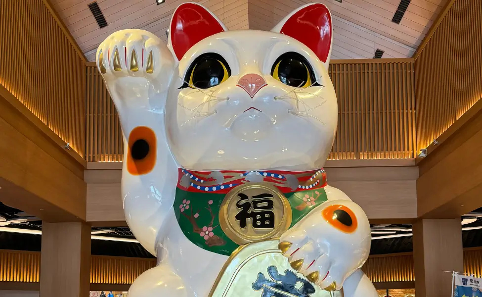 A huge Manekineko in Tokoname Aeon A huge Manekineko in Tokoname Aeon