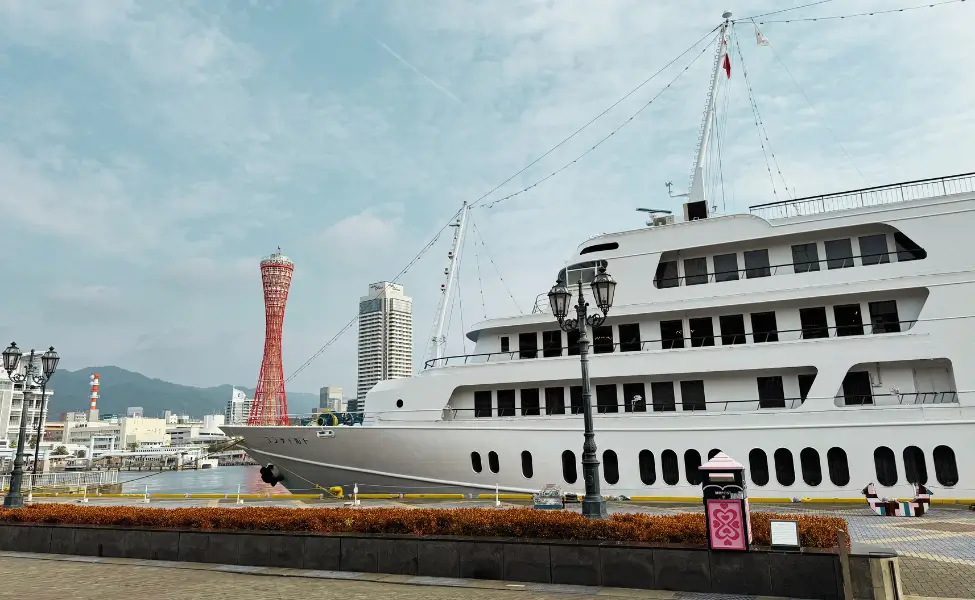 A boat in Kobe harbour A boat in Kobe harbour