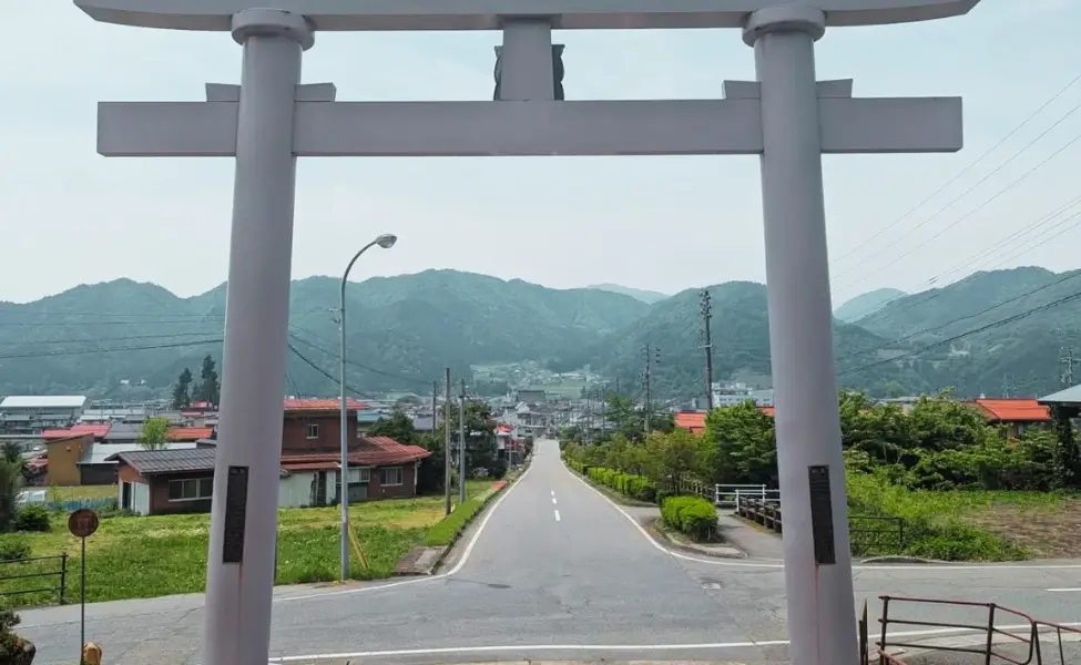 White torii gate entrance to the Keta Wakamiya Shrine white torii gate entrance to the Keta Wakamiya Shrine